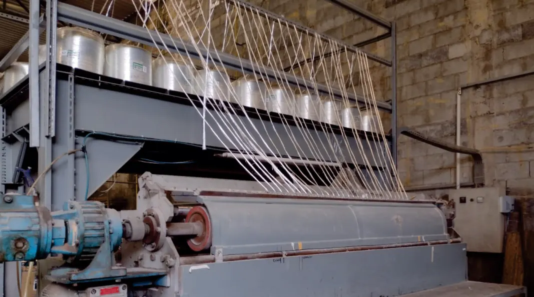 Produção de telha translúcida de fibra de vidro na fábrica da RovinGlass