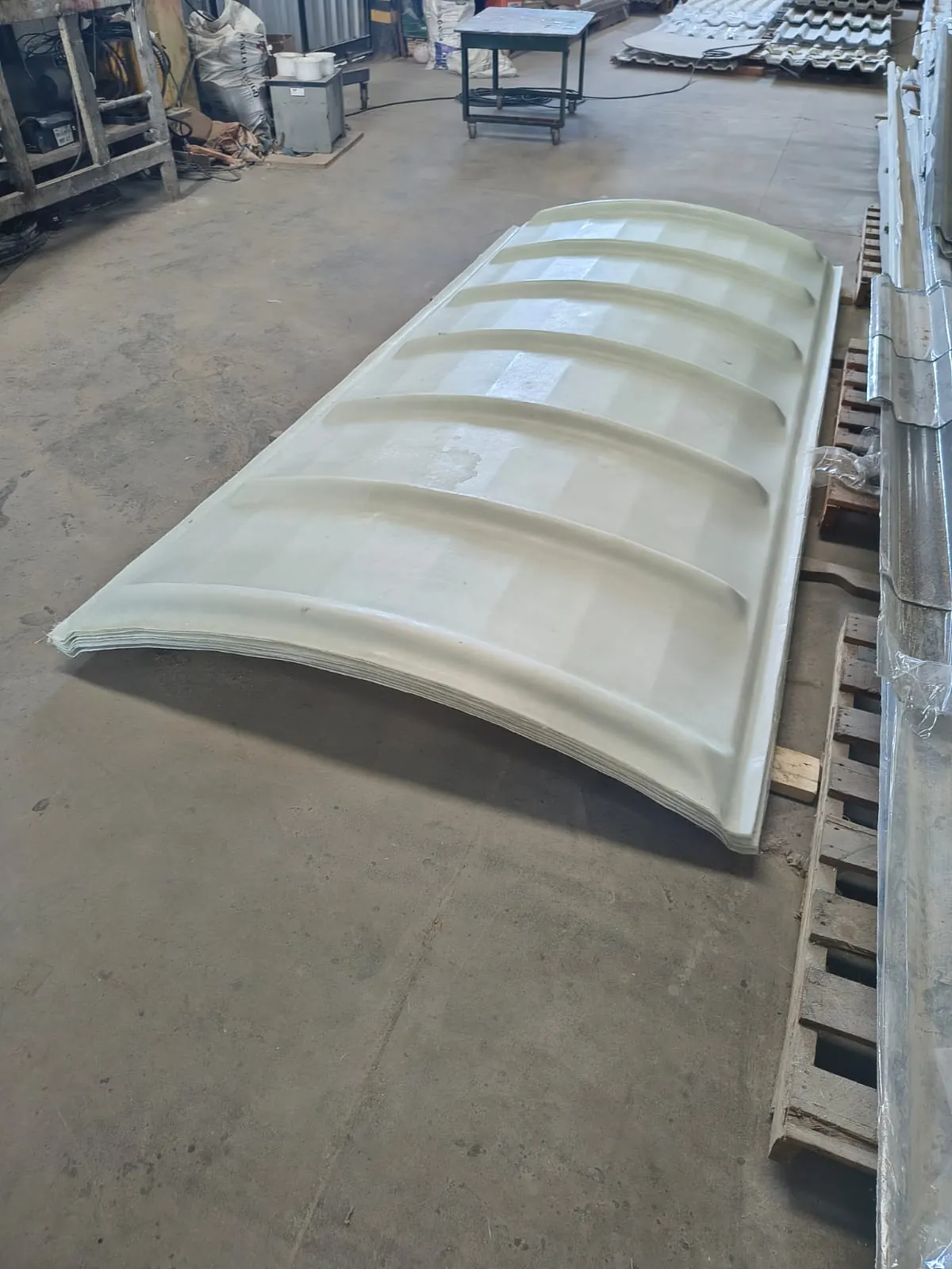 Domo curvo translúcido em PRFV recém produzido no pátio da fábrica em Caieiras
