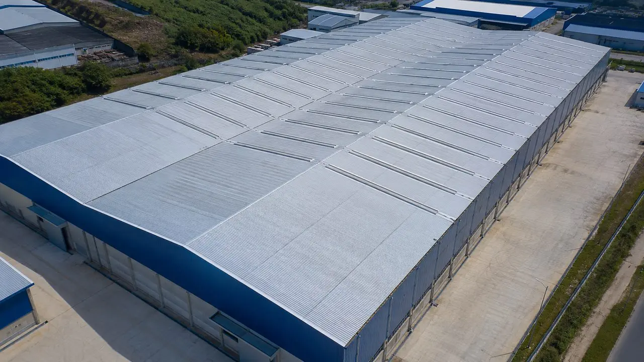 Telha trapezoidal em cobertura industrial