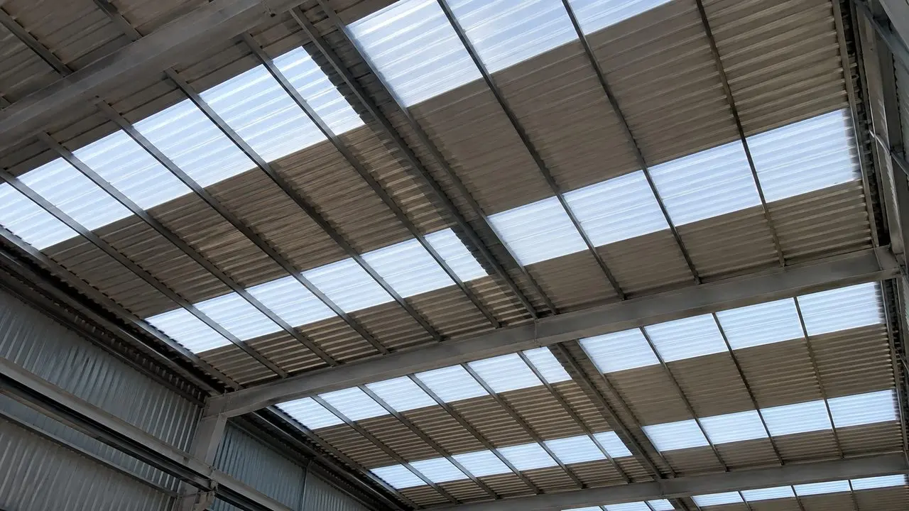 Telha trapezoidal translúcida em galpão